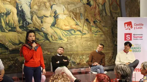 El candidato de la coalición Izquierda Unida, Movimiento Sumar y Verdes Equo: En Común, participa en un acto electoral en León.