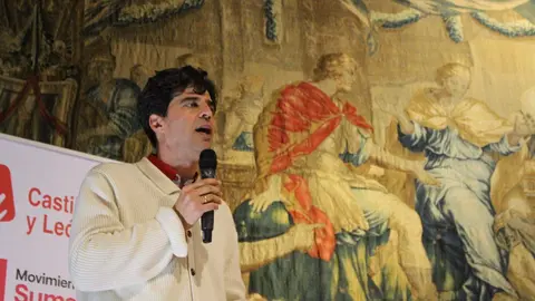 El candidato de la coalición Izquierda Unida, Movimiento Sumar y Verdes Equo: En Común, participa en un acto electoral en León.