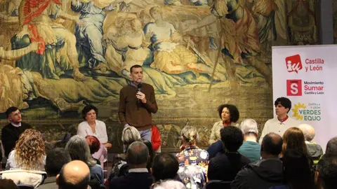 El candidato de la coalición Izquierda Unida, Movimiento Sumar y Verdes Equo: En Común, participa en un acto electoral en León.