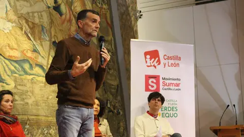 El candidato de la coalición Izquierda Unida, Movimiento Sumar y Verdes Equo: En Común, participa en un acto electoral en León.