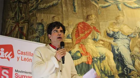 El candidato de la coalición Izquierda Unida, Movimiento Sumar y Verdes Equo: En Común, participa en un acto electoral en León.