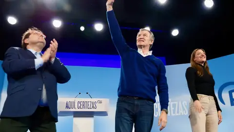 El presidente nacional del Partido Popular, Alberto Núñez Feijóo, participa en un acto de campaña junto a la candidata del PP a las Cortes por León, María José Álvarez Casais, en el Teatro Municipal de La Bañeza. Fotos: Campillo