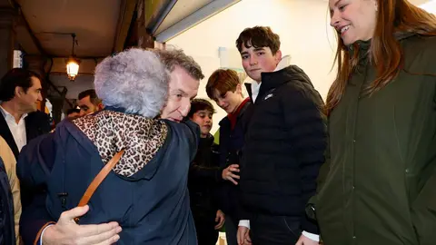 El presidente nacional del Partido Popular, Alberto Núñez Feijóo, participa en un acto de campaña junto a la candidata del PP a las Cortes por León, María José Álvarez Casais, en el Teatro Municipal de La Bañeza. Fotos: Campillo