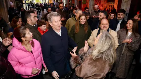 El presidente nacional del Partido Popular, Alberto Núñez Feijóo, participa en un acto de campaña junto a la candidata del PP a las Cortes por León, María José Álvarez Casais, en el Teatro Municipal de La Bañeza. Fotos: Campillo