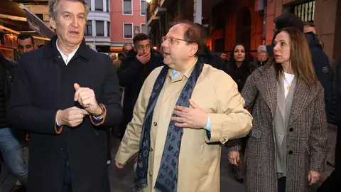 El presidente nacional del Partido Popular, Alberto Núñez Feijóo, participa en un acto de campaña junto a la candidata del PP a las Cortes por León, María José Álvarez Casais, en el Teatro Municipal de La Bañeza. Fotos: Campillo