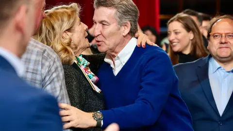 El presidente nacional del Partido Popular, Alberto Núñez Feijóo, participa en un acto de campaña junto a la candidata del PP a las Cortes por León, María José Álvarez Casais, en el Teatro Municipal de La Bañeza. Fotos: Campillo