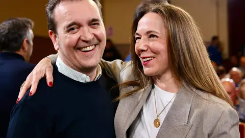 El presidente nacional del Partido Popular, Alberto Núñez Feijóo, participa en un acto de campaña junto a la candidata del PP a las Cortes por León, María José Álvarez Casais, en el Teatro Municipal de La Bañeza. Fotos: Campillo
