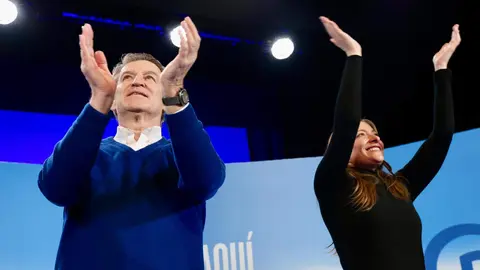 El presidente nacional del Partido Popular, Alberto Núñez Feijóo, participa en un acto de campaña junto a la candidata del PP a las Cortes por León, María José Álvarez Casais, en el Teatro Municipal de La Bañeza. Fotos: Campillo