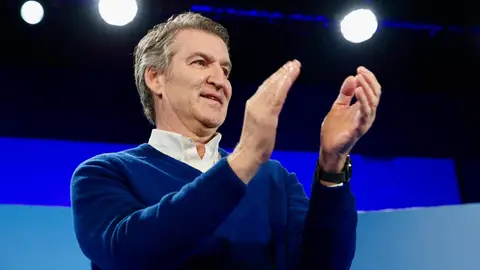 El presidente nacional del Partido Popular, Alberto Núñez Feijóo, participa en un acto de campaña junto a la candidata del PP a las Cortes por León, María José Álvarez Casais, en el Teatro Municipal de La Bañeza. Fotos: Campillo