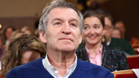El presidente nacional del Partido Popular, Alberto Núñez Feijóo, participa en un acto de campaña junto a la candidata del PP a las Cortes por León, María José Álvarez Casais, en el Teatro Municipal de La Bañeza. Fotos: Campillo)