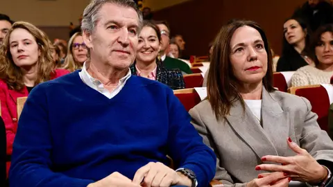 El presidente nacional del Partido Popular, Alberto Núñez Feijóo, participa en un acto de campaña junto a la candidata del PP a las Cortes por León, María José Álvarez Casais, en el Teatro Municipal de La Bañeza. Fotos: Campillo