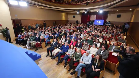 El presidente nacional del Partido Popular, Alberto Núñez Feijóo, participa en un acto de campaña junto a la candidata del PP a las Cortes por León, María José Álvarez Casais, en el Teatro Municipal de La Bañeza. Fotos: Campillo