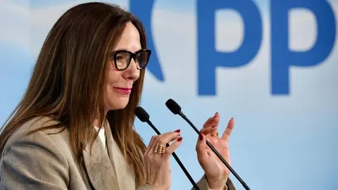 El presidente nacional del Partido Popular, Alberto Núñez Feijóo, participa en un acto de campaña junto a la candidata del PP a las Cortes por León, María José Álvarez Casais, en el Teatro Municipal de La Bañeza. Fotos: Campillo