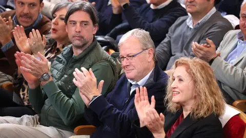 El presidente nacional del Partido Popular, Alberto Núñez Feijóo, participa en un acto de campaña junto a la candidata del PP a las Cortes por León, María José Álvarez Casais, en el Teatro Municipal de La Bañeza. Fotos: Campillo