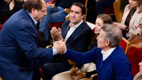 El presidente nacional del Partido Popular, Alberto Núñez Feijóo, participa en un acto de campaña junto a la candidata del PP a las Cortes por León, María José Álvarez Casais, en el Teatro Municipal de La Bañeza. Fotos: Campillo