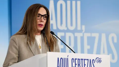 El presidente nacional del Partido Popular, Alberto Núñez Feijóo, participa en un acto de campaña junto a la candidata del PP a las Cortes por León, María José Álvarez Casais, en el Teatro Municipal de La Bañeza. Fotos: Campillo