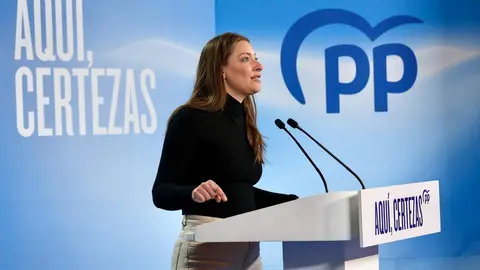 El presidente nacional del Partido Popular, Alberto Núñez Feijóo, participa en un acto de campaña junto a la candidata del PP a las Cortes por León, María José Álvarez Casais, en el Teatro Municipal de La Bañeza. Fotos: Campillo