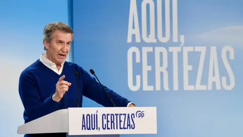 El presidente nacional del Partido Popular, Alberto Núñez Feijóo, participa en un acto de campaña junto a la candidata del PP a las Cortes por León, María José Álvarez Casais, en el Teatro Municipal de La Bañeza. Fotos: Campillo