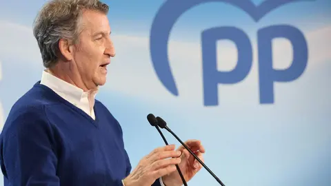 El presidente nacional del Partido Popular, Alberto Núñez Feijóo, participa en un acto de campaña junto a la candidata del PP a las Cortes por León, María José Álvarez Casais, en el Teatro Municipal de La Bañeza. Fotos: Campillo