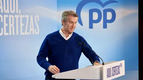 El presidente nacional del Partido Popular, Alberto Núñez Feijóo, participa en un acto de campaña junto a la candidata del PP a las Cortes por León, María José Álvarez Casais, en el Teatro Municipal de La Bañeza. Fotos: Campillo