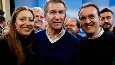 El presidente nacional del Partido Popular, Alberto Núñez Feijóo, participa en un acto de campaña junto a la candidata del PP a las Cortes por León, María José Álvarez Casais, en el Teatro Municipal de La Bañeza. Fotos: Campillo