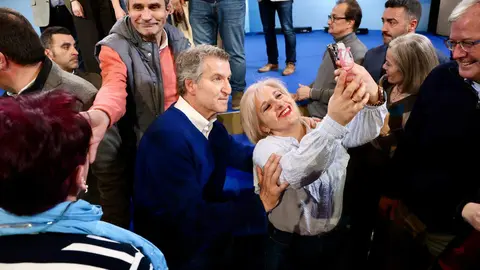 El presidente nacional del Partido Popular, Alberto Núñez Feijóo, participa en un acto de campaña junto a la candidata del PP a las Cortes por León, María José Álvarez Casais, en el Teatro Municipal de La Bañeza. Fotos: Campillo