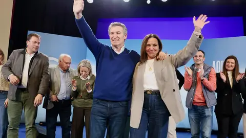 El presidente nacional del Partido Popular, Alberto Núñez Feijóo, participa en un acto de campaña junto a la candidata del PP a las Cortes por León, María José Álvarez Casais, en el Teatro Municipal de La Bañeza. Fotos: Campillo