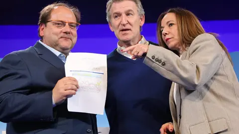El presidente nacional del Partido Popular, Alberto Núñez Feijóo, participa en un acto de campaña junto a la candidata del PP a las Cortes por León, María José Álvarez Casais, en el Teatro Municipal de La Bañeza. Fotos: Campillo