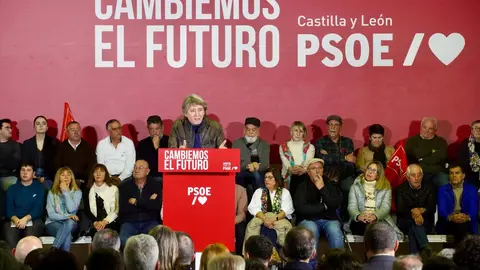 El expresidente del Gobierno José Luis Rodríguez Zapatero junto al candidato a la Presidencia de la Junta de Castilla y León Carlos Martínez; la secretaria de Organización Rebeca Torró y la candidata Nuria Rubio en el acto público celebrado en León. Fotos: Miriam Chacón