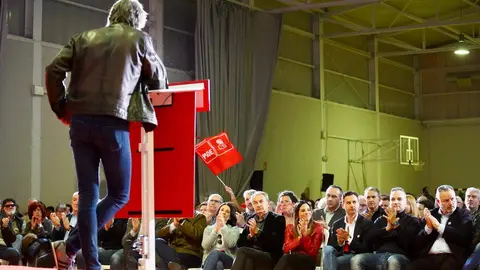 El expresidente del Gobierno José Luis Rodríguez Zapatero junto al candidato a la Presidencia de la Junta de Castilla y León Carlos Martínez; la secretaria de Organización Rebeca Torró y la candidata Nuria Rubio en el acto público celebrado en León. Fotos: Miriam Chacón