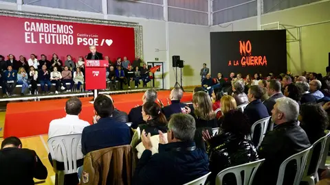 El expresidente del Gobierno José Luis Rodríguez Zapatero junto al candidato a la Presidencia de la Junta de Castilla y León Carlos Martínez; la secretaria de Organización Rebeca Torró y la candidata Nuria Rubio en el acto público celebrado en León. Fotos: Miriam Chacón