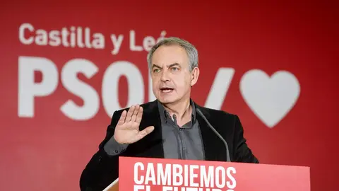 El expresidente del Gobierno José Luis Rodríguez Zapatero junto al candidato a la Presidencia de la Junta de Castilla y León Carlos Martínez; la secretaria de Organización Rebeca Torró y la candidata Nuria Rubio en el acto público celebrado en León. Fotos: Miriam Chacón