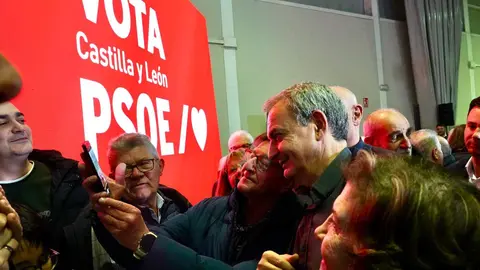 El expresidente del Gobierno José Luis Rodríguez Zapatero junto al candidato a la Presidencia de la Junta de Castilla y León Carlos Martínez; la secretaria de Organización Rebeca Torró y la candidata Nuria Rubio en el acto público celebrado en León. Fotos: Miriam Chacón