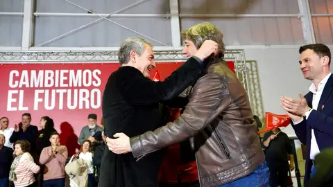 El expresidente del Gobierno José Luis Rodríguez Zapatero junto al candidato a la Presidencia de la Junta de Castilla y León Carlos Martínez; la secretaria de Organización Rebeca Torró y la candidata Nuria Rubio en el acto público celebrado en León. Fotos: Miriam Chacón