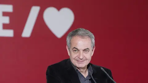 El expresidente del Gobierno José Luis Rodríguez Zapatero junto al candidato a la Presidencia de la Junta de Castilla y León Carlos Martínez; la secretaria de Organización Rebeca Torró y la candidata Nuria Rubio en el acto público celebrado en León. Fotos: Miriam Chacón