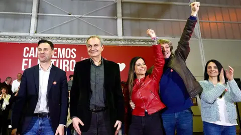 El expresidente del Gobierno José Luis Rodríguez Zapatero junto al candidato a la Presidencia de la Junta de Castilla y León Carlos Martínez; la secretaria de Organización Rebeca Torró y la candidata Nuria Rubio en el acto público celebrado en León. Fotos: Miriam Chacón
