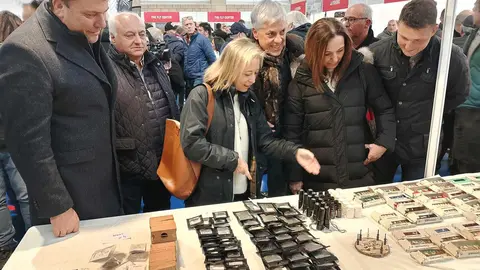 La candidata popular por León a las Cortes de Castilla y León mantiene una jornada de actos en la capital leonesa y en la Feria de la Pluma para explicar el proyecto del partido de cara a las elecciones autonómicas del 15 de marzo.