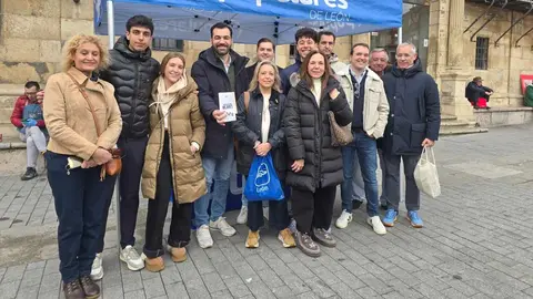La candidata popular por León a las Cortes de Castilla y León mantiene una jornada de actos en la capital leonesa y en la Feria de la Pluma para explicar el proyecto del partido de cara a las elecciones autonómicas del 15 de marzo.