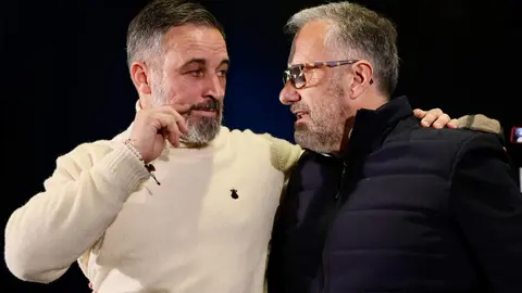 El presidente de Vox, Santiago Abascal y el candidato de Vox a la Junta, Carlos Pollán, protagonizan un mitin en el Palacio de Congresos de León. Foto: Campillo