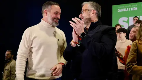 El presidente de Vox, Santiago Abascal y el candidato de Vox a la Junta, Carlos Pollán, protagonizan un mitin en el Palacio de Congresos de León. Foto: Campillo