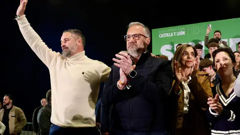El presidente de Vox, Santiago Abascal y el candidato de Vox a la Junta, Carlos Pollán, protagonizan un mitin en el Palacio de Congresos de León. Foto: Campillo