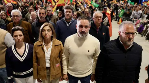 El presidente de Vox, Santiago Abascal y el candidato de Vox a la Junta, Carlos Pollán, protagonizan un mitin en el Palacio de Congresos de León. Foto: Campillo