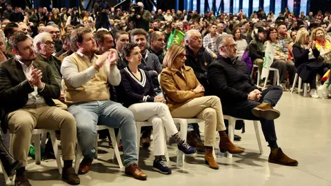 El presidente de Vox, Santiago Abascal y el candidato de Vox a la Junta, Carlos Pollán, protagonizan un mitin en el Palacio de Congresos de León. Foto: Campillo