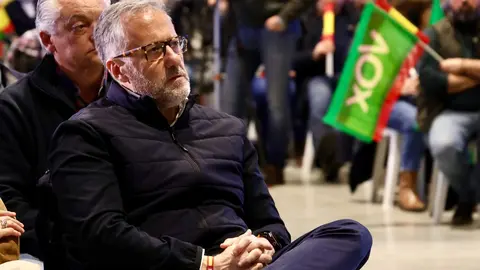 El presidente de Vox, Santiago Abascal y el candidato de Vox a la Junta, Carlos Pollán, protagonizan un mitin en el Palacio de Congresos de León. Foto: Campillo