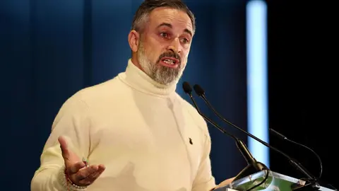 El presidente de Vox, Santiago Abascal y el candidato de Vox a la Junta, Carlos Pollán, protagonizan un mitin en el Palacio de Congresos de León. Foto: Campillo