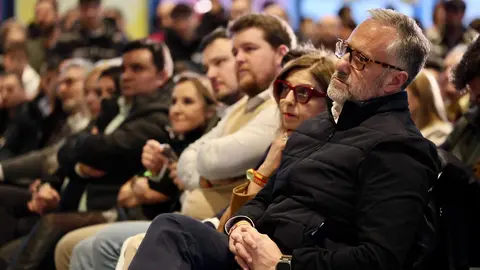 El presidente de Vox, Santiago Abascal y el candidato de Vox a la Junta, Carlos Pollán, protagonizan un mitin en el Palacio de Congresos de León. Foto: Campillo