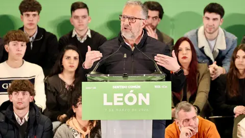El presidente de Vox, Santiago Abascal y el candidato de Vox a la Junta, Carlos Pollán, protagonizan un mitin en el Palacio de Congresos de León. Foto: Campillo