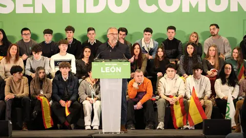 El presidente de Vox, Santiago Abascal y el candidato de Vox a la Junta, Carlos Pollán, protagonizan un mitin en el Palacio de Congresos de León. Foto: Campillo