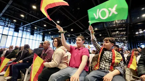 El presidente de Vox, Santiago Abascal y el candidato de Vox a la Junta, Carlos Pollán, protagonizan un mitin en el Palacio de Congresos de León. Foto: Campillo