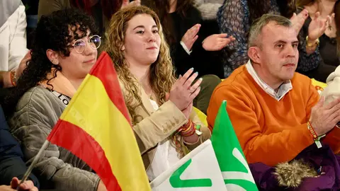 El presidente de Vox, Santiago Abascal y el candidato de Vox a la Junta, Carlos Pollán, protagonizan un mitin en el Palacio de Congresos de León. Foto: Campillo
